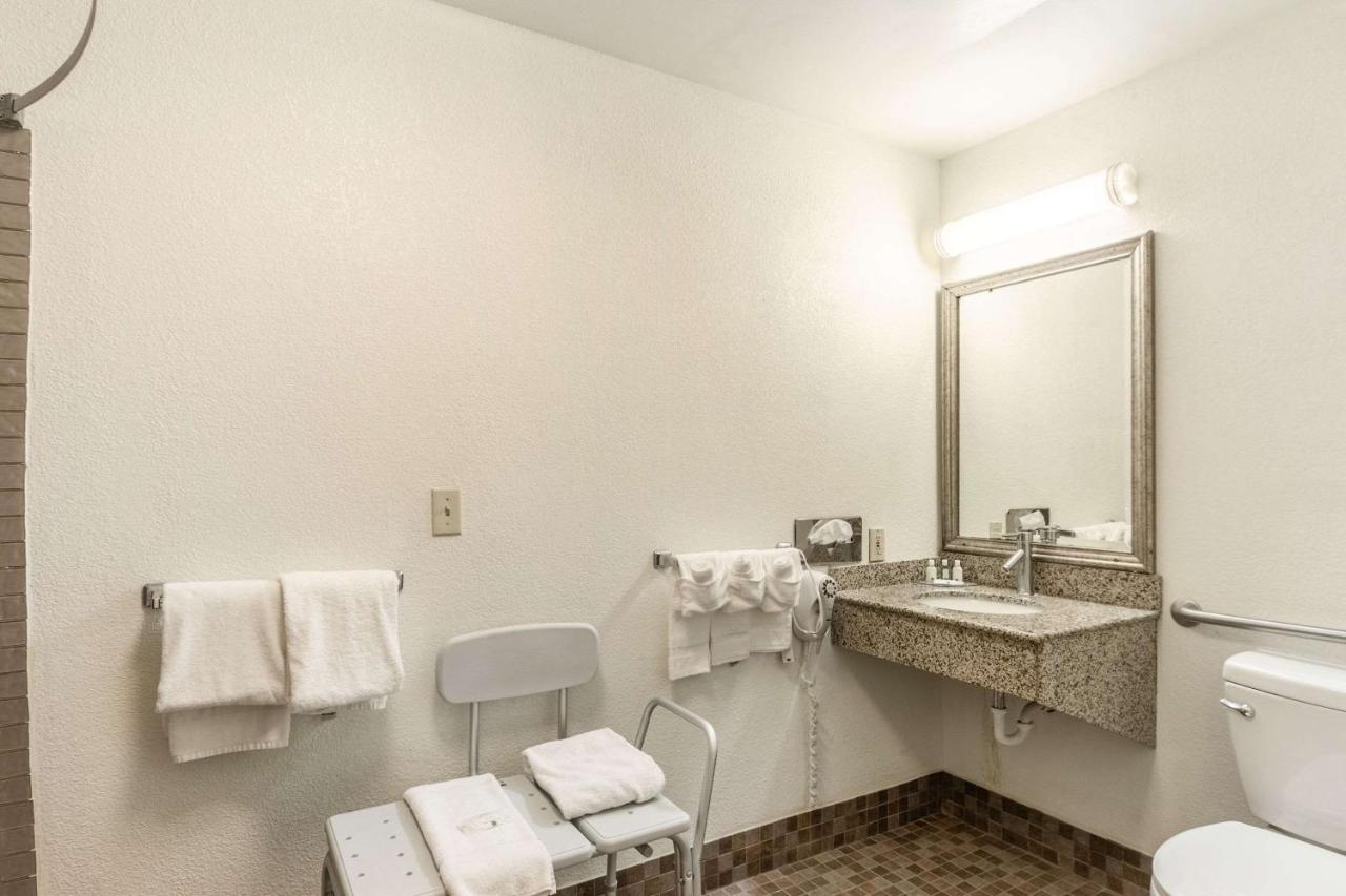 Quality Inn Milwaukee- Brookfield Eksteriør billede